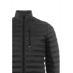 Detailansicht der Cavallo Sommer-Steppjacke Herren mit Reißverschluss-Brusttasche und sportlichem Stehkragen, ideal für Frühjahr/Sommer.