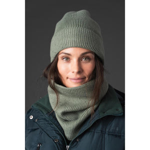 Modell trägt grüne Equipage Strickmütze Vaino mit Glitzer und passendem Schal. Winteraccessoire mit Strasssteinen und Fleecefutter.