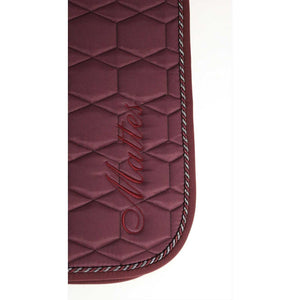 Detailansicht der Mattes Schabracke Kollektion in brombeer mit silbermetallic Kordel und gesticktem Logo, ideal für stilvolles Reitzubehör.