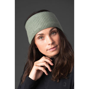 Frau trägt grünes Strick-Stirnband Glitzer von Equipage. Weiches, gestricktes Design mit Fleecefutter für kalte Tage.