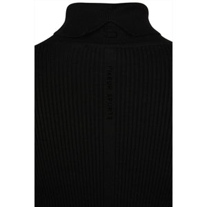 Detailansicht des Pikeur Damen Rollkragenpullovers Sports mit Logo-Schriftzug am Kragen, hochwertiger Rippstrick aus Baumwolle.