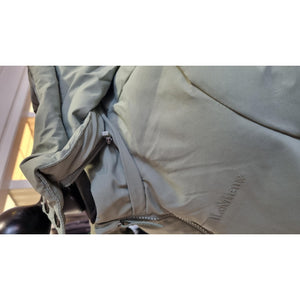 Detailansicht der LeMieux Kinder Winterjacke Daisy mit sichtbarem Logo und Reißverschluss, zeigt hochwertige Verarbeitung und wattiertes Material.