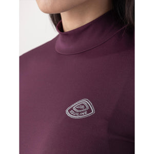 Detailansicht des Equiline Logos auf dem bordeauxfarbenen Winter Trainingsshirt Geco Winter 2025 / 2026 mit feinen Ziersteinen.