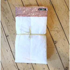 Bandagierunterlagen Pferde 2er-Set - Royal H. Unterlagen in Weiß mit roségoldenen Pailletten, handgefertigt, 45x50 cm, aus der Standardkollektion.