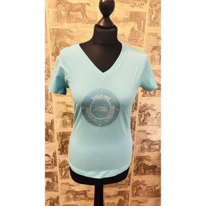 Hellblaues Equiline Shirt Gaetag aus der Glamour Kollektion mit V-Ausschnitt und glitzerndem Strass-Logo. Perfekt für sommerliche Reitoutfits.