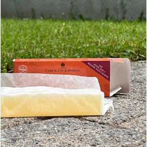 Carr&Day&Martin Sattelseife Riegel zur Lederpflege auf Steinboden vor geöffneter Verpackung. Ideal für Reitsport-Zubehör und langlebige Lederpflege.