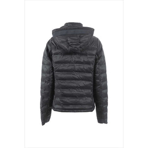 Rückansicht der Cavallo Kinderjacke Fia mit Kapuze und horizontalem Steppmuster. Perfekte Übergangsjacke für aktive Kinder im Sommer.