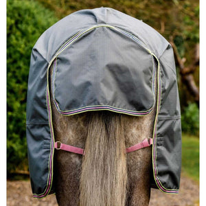 Rückenansicht der Amigo Hero Ripstop Pferdedecke mit Schweiflatz, schützt zuverlässig vor Regen und Wind, ideal für den Outdoor-Einsatz.