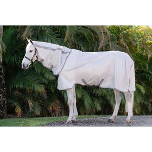 AMIGO Mio Fliegendecke mit Halsteil auf weißem Pferd, robustes Design mit sicherem Sitz und atmungsaktiver Funktion für warme Tage.