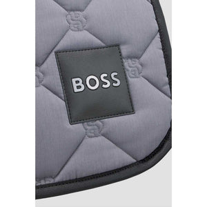 Detailansicht der grauen BOSS Equestrian Dressurschabracke mit gestepptem Muster und Logo-Patch. Hochwertige Verarbeitung für Dressurreiter.