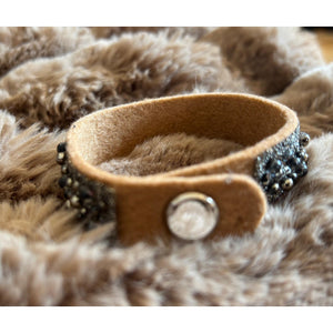 Otto Schumacher Armband - Filz mit Swarovski in Beige und silber-grau, 20 cm lang mit funkelndem Verschluss auf weichem Fell präsentiert.