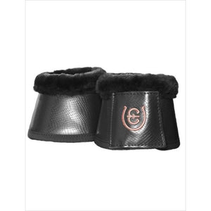 Hufglocken Dark Sky - Equestrian Stockholm kaufen: Schwarze Hufglocken mit Kunstlederoptik, Teddyinnenfutter und Logo für stilvollen Beinschutz.
