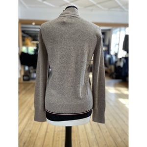 Rückansicht des Tommy Hilfiger Equestrian Kaschmir Pullovers Ellery aus der Herbst-/Winterkollektion 2026, mit geripptem Saum und dezentem Logo-Detail.