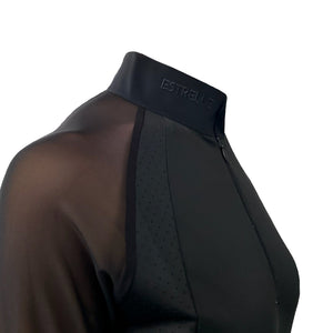 Detailansicht des Estrelle Trainings-Shirts Grace Damen mit Mesh-Ärmeln, Stehkragen und feinen Belüftungspunkten für optimale Atmungsaktivität.