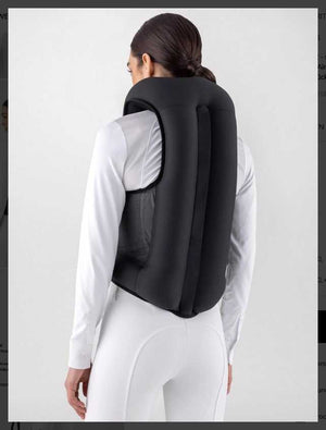 Rückansicht der Equiline Unisex Airbag Weste Eclair ohne Rückenschutz, mit atmungsaktivem 3D-Mesh-Futter für optimalen Komfort.