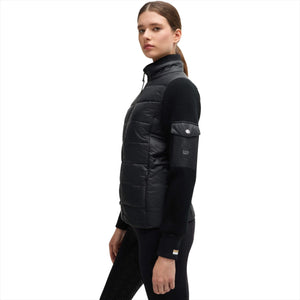 Seitliche Ansicht der BOSS Equestrian Yara FS25 Damenjacke mit wattierter Front und Ärmeltasche, perfekt für sportlich-elegante Looks.