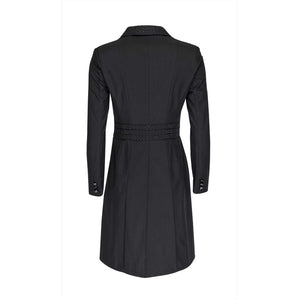 Rückseite des Kingsland Dressurfracks Softshell in Schwarz mit eleganter Strassverzierung. Perfekt für Reitturniere und stilvolle Auftritte.