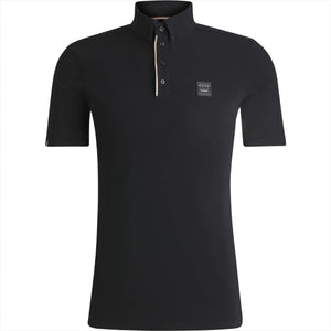 BOSS Herren Trainingsshirt Matt FS 25 in Schwarz mit Knopfleiste und dezentem Logo-Patch. Ideal für sportliche Aktivitäten im Sommer 2025.