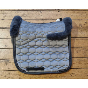 Mattes Schabracke Samt mit Lammfell und 3 Kordeln Lammfellunterseite plus Lammfell vorne und hinten Basic Collection