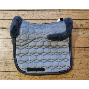 Mattes Schabracke Samt mit Lammfell in Grau, SPINEFREE®-Technologie für Druckausgleich und Komfort am Pferderücken. Ideal als Sattelunterlage.