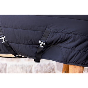 Detail der abnehmbaren Begurtung der Eskadron Stalldecke Cotton Fauxfur, zeigt praktische Verschlüsse für sicheren Halt.