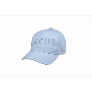 Hellblaue Pikeur Cap Stickkappe aus Baumwolle mit glänzendem Logo. Verstellbarer Rücken für optimalen Sitz im Sommer 2024.