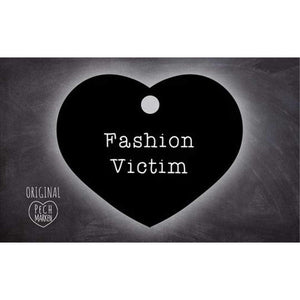 Pechmarke Schlüsselring - Fashion Victim in Herzform mit weißer Schrift. Stilvolles Accessoire aus der Standardkollektion für Teens und Geschenke.