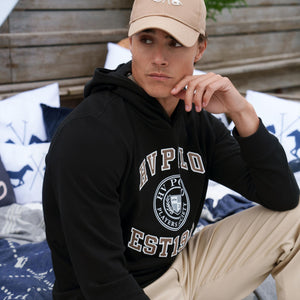 Modischer HV Polo Hoodie Herren - Stilvolle Activewear, getragen von einem Mann im Casual-Look, perfekt für Sport und Alltag.