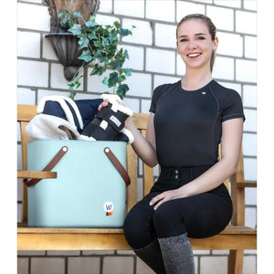 Multibag ECO 25l aus der WALDHAUSEN Standardkollektion in Hellblau, gefüllt mit Stallzubehör, ideal für Transport und Aufbewahrung im Reitsport.
