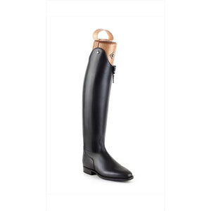 DeNiro Messapico Dressurstiefel aus schwarzem Kalbsleder mit hohem Dressurbogen und Reißverschluss hinten. Ideal für Dressurreiter im Turniersport.