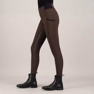 Seitliche Ansicht der braunen HV Polo Reitleggings Estrelle Full Grip Winter mit Silikonbesatz und sportlichem Schnitt für Reiterinnen im Winter.