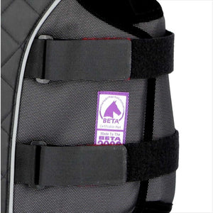 Seitliche Ansicht der Kerbl Sicherheitsweste Reiten Erwachsene mit BETA 2009 Zertifizierung für geprüfte Sicherheit beim Reiten.