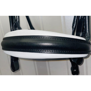 Detailansicht der Otto Schumacher Kandare München FeelGood mit weich gepolstertem Nasenriemen in Schwarz-Weiß, rundgenäht für Pferde.