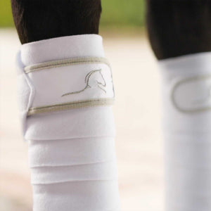 Weiße Equestrian Fleecebandagen mit edlem Satinverschluss und Pferdekopf-Stickerei, ideal für elegante Turnierauftritte im Reitsport.