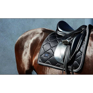 Equestrian Stockholm Schabracke Schwarz auf braunem Pferd mit Dressursattel, perfekte Passform und edler Glanz für den Reitsport.