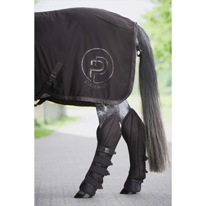 ESKADRON Platinum Abschwitzdecke Dura Crystal mit großem Logo-Stick und perfektem Sitz am Pferd, ideal für stilvolle Pferdepflege.