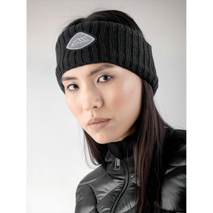 Modell trägt das Equiline Stirnband Gasci in Schwarz, perfekt kombinierbar mit Winterbekleidung für stilbewusste Reiterinnen.