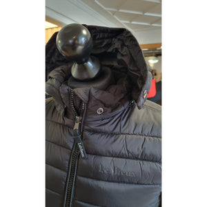 Detailansicht der LeMieux Kinderjacke Ruby mit Logo, Reißverschluss und Kapuze – funktionale Kinderoberbekleidung für Herbst und Winter.