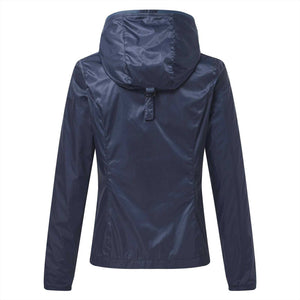 Rückansicht der Eurostar Regenjacke Damen wasserdicht aus der Sommer Kollektion. Atmungsaktive Outdoorjacke mit Kapuzenbefestigung und tailliertem Schnitt.