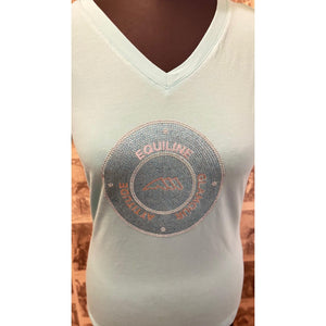 Nahaufnahme des Equiline Shirt Gaetag in Hellblau mit funkelndem Glamour-Schriftzug und Logo aus Strasssteinen. Modisch und bequem für Damen.