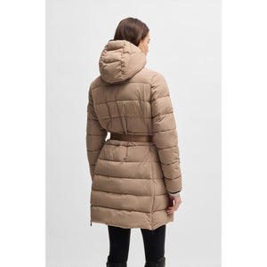 Rückansicht des BOSS Equestrian Reitmantels Vespa in Beige, tailliert mit Kapuze – funktional für kalte Reittage.