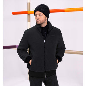 Pikeur Herren Fleecejacke 4039 - Winter aus Polyester mit Steppfutter, ideal für Outdoor-Aktivitäten. Modischer Look mit Reißverschluss und hohem Kragen.