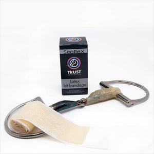 Latex Gebissbandage für Pferd - TRUST Sealtex auf Trense aufgetragen, elastisch und wasserdicht für optimalen Komfort beim Reiten.