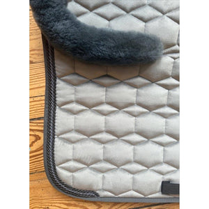 Detailansicht der Mattes Dressurschabracke Grau - Lammfell SPINEFREE mit hochwertigem Samtstoff, Steppung und dunklem Kordelrand in Größe L.