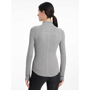 Rückansicht des LeMieux Zip Pullovers aus der Damen Kollektion Aspen, zeigt ergonomische Nähte und verlängerten Saum für optimalen Komfort im Winter.