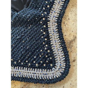 Detailansicht der gehäkelten Fliegenmütze mit Glitzer, zeigt feine Verarbeitung und funkelnde Akzente für stilvollen Fliegenschutz bei Pferden.