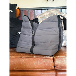 Seitliche Ansicht der Kingsland KL Macey Hundetasche H/W 25 mit gepolsterter Struktur und Reißverschluss, perfekt für stilvolle Reiter-Taschen.