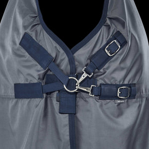 Detailansicht der Brustverschnallung der Busse Outdoordecke Windchill 0g mit robusten Schnallen und Zwischenschicht zur Klimaregulation.