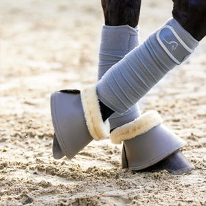 Graue Equestrian Fleecebandagen mit Satinverschluss und Glitzereinfassung am Pferdebein, ideal für Training und Beinschutz im Reitsport.