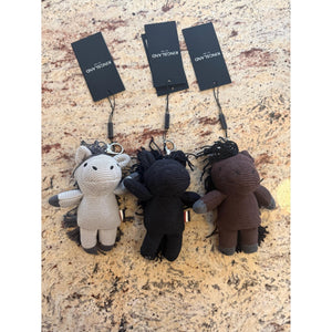 Drei Kingsland KL Monty Schlüsselanhänger H/W 25 in Beige, Schwarz und Braun, gehäkelte Pferdefiguren mit Etikett, perfekt für Reiter-Accessoires.